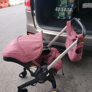 Doona Car seat/ stroller along w the Matching bag